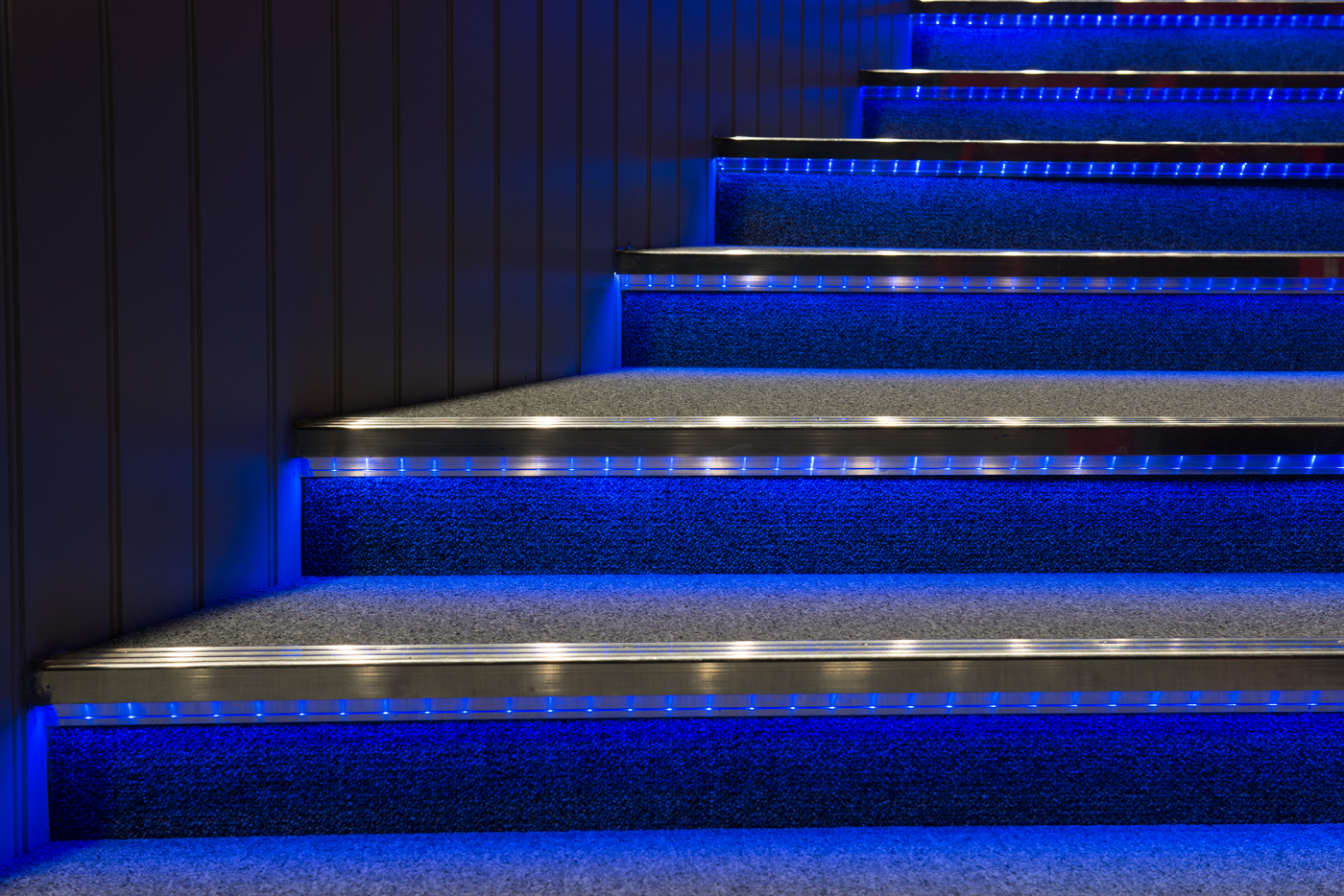 Подсветить 22. Автоматическая подсветка лестницы m5450. Led подсветка ступеней лестницы светодиодная лента. M5450b7 подсветка лестницы. Неоновая подсветка лестницы.