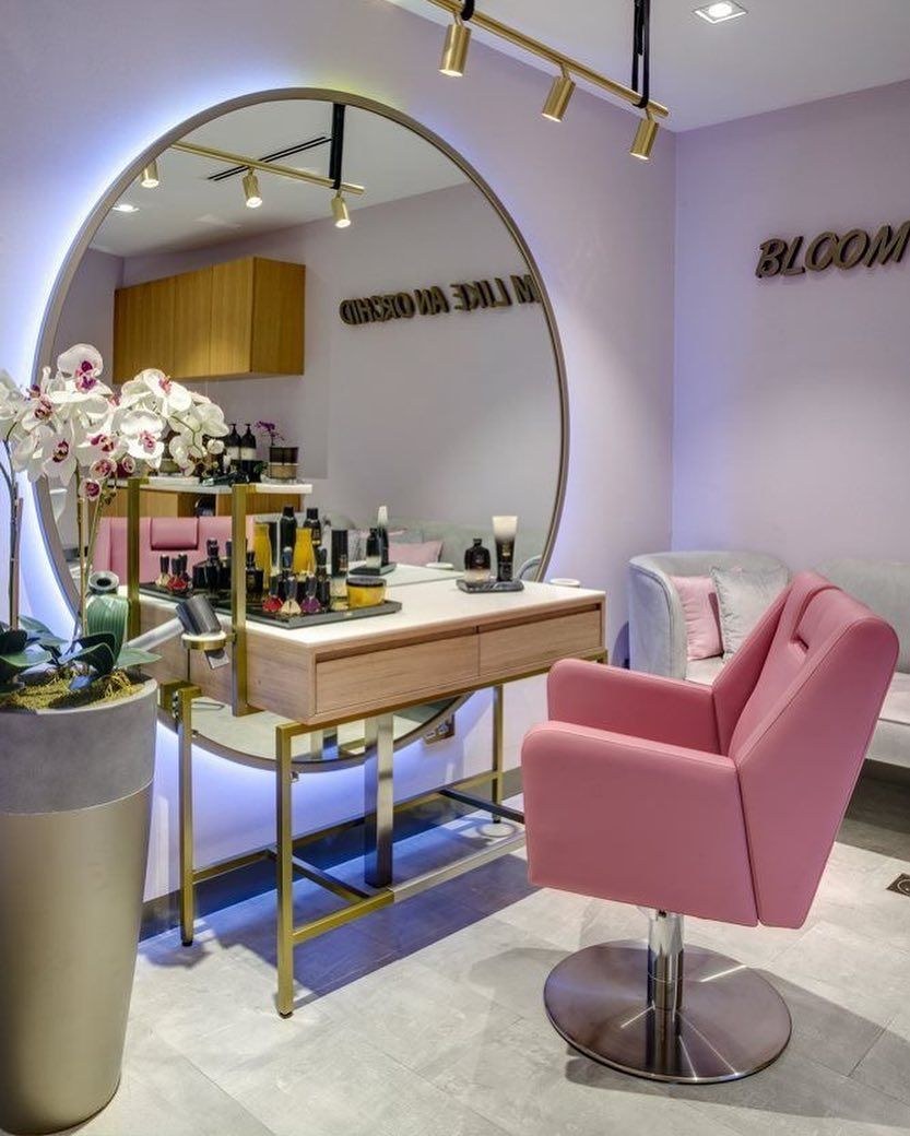 Интерьер салона красоты в розовых тонах