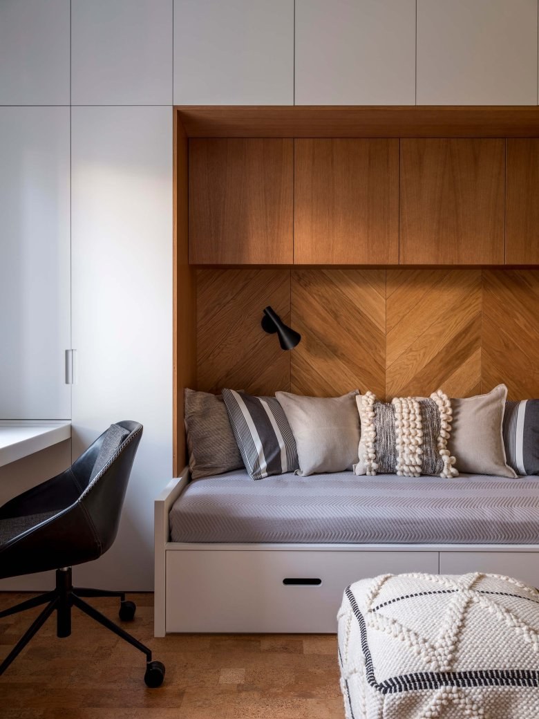 Встроенная мебель для спальни с кроватью