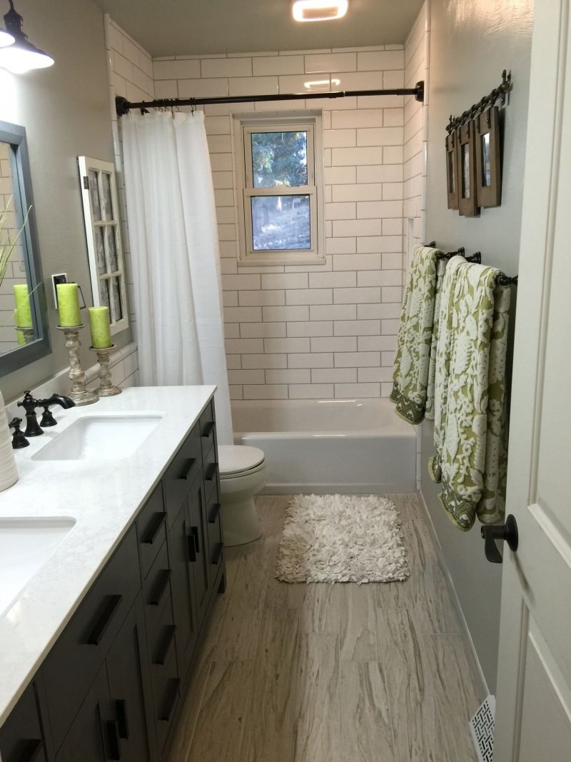 Узкая душевая с туалетом