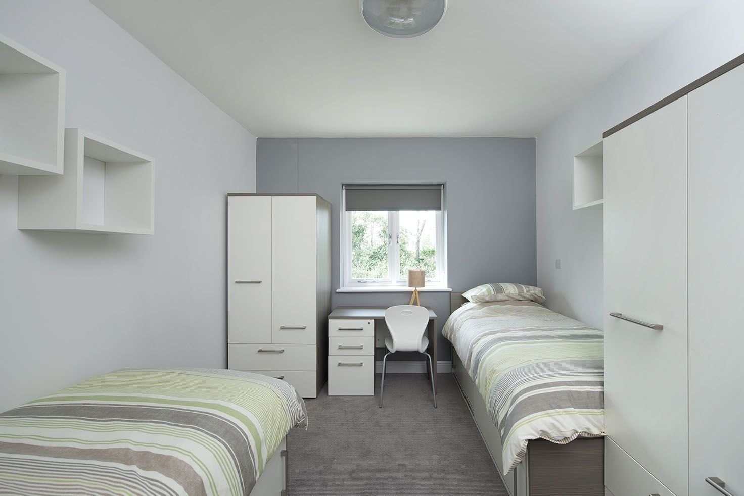 Student room. Dormitory Room (дормитори рум). Комната в общежитии. Двухместная комната. Интерьер студенческой комнаты в общежитии.