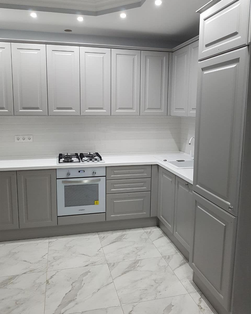 Кухонный гарнитур с серыми полами