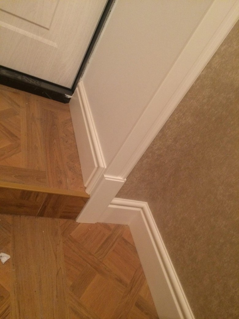 Делать ли плинтус за шкафом (77 фото)