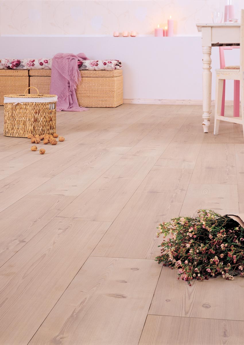 Ламинат с фаской светлый