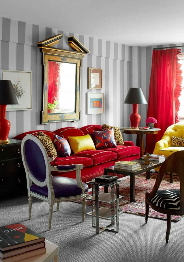 Серо красный диван