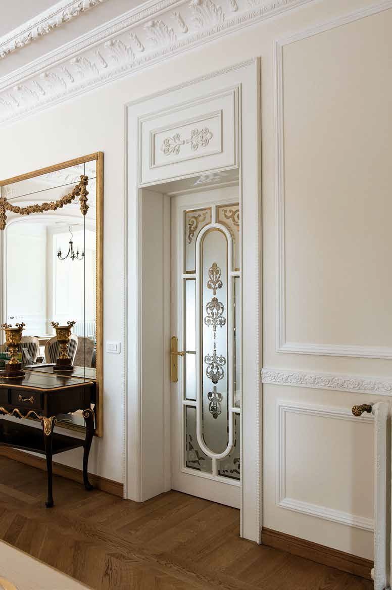 Стены/Отделанные молдингом