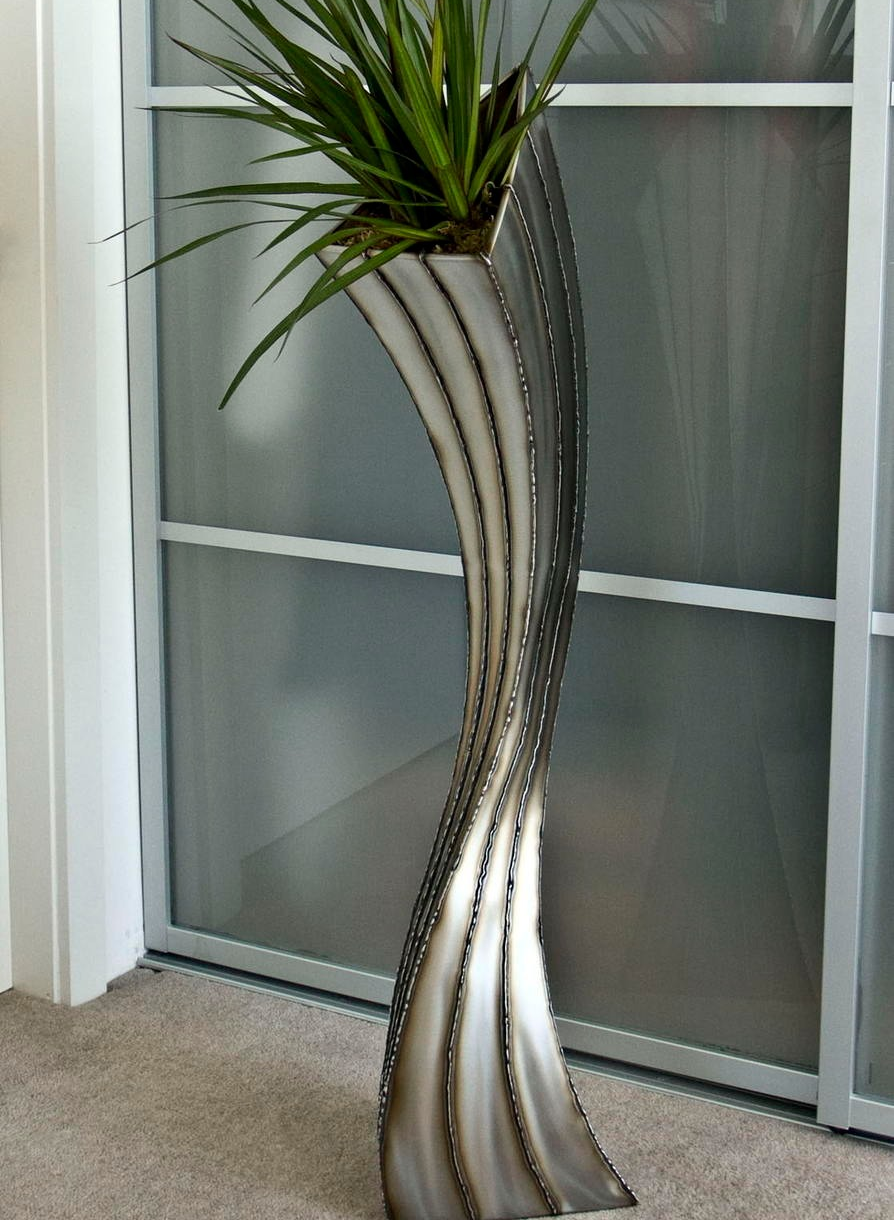 Напольная ваза с цветами