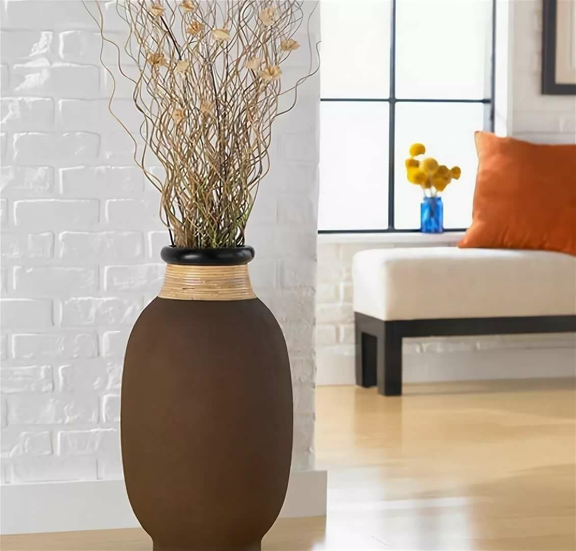 Напольные вазы в интерьере гостиной