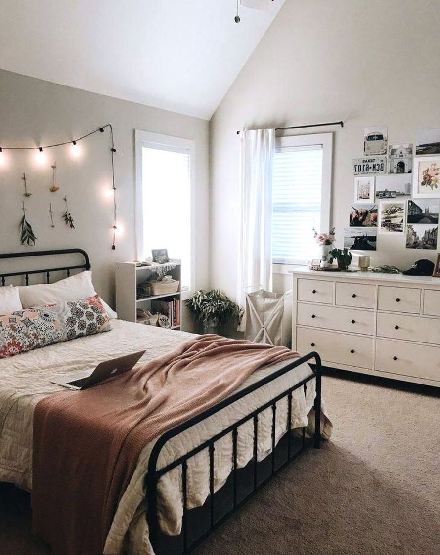 Небольшая уютная спальня