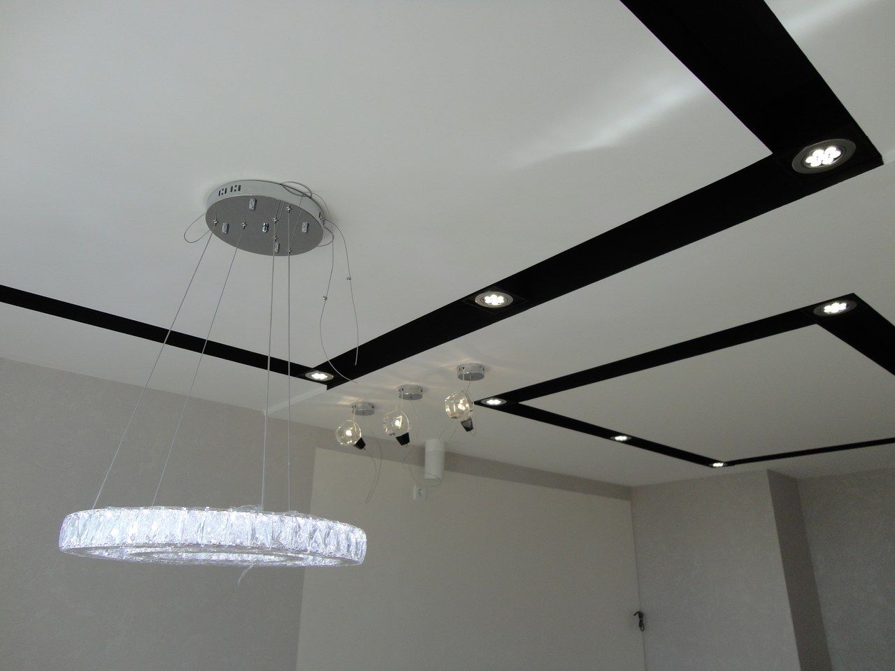 белый потолок черные светильники фото