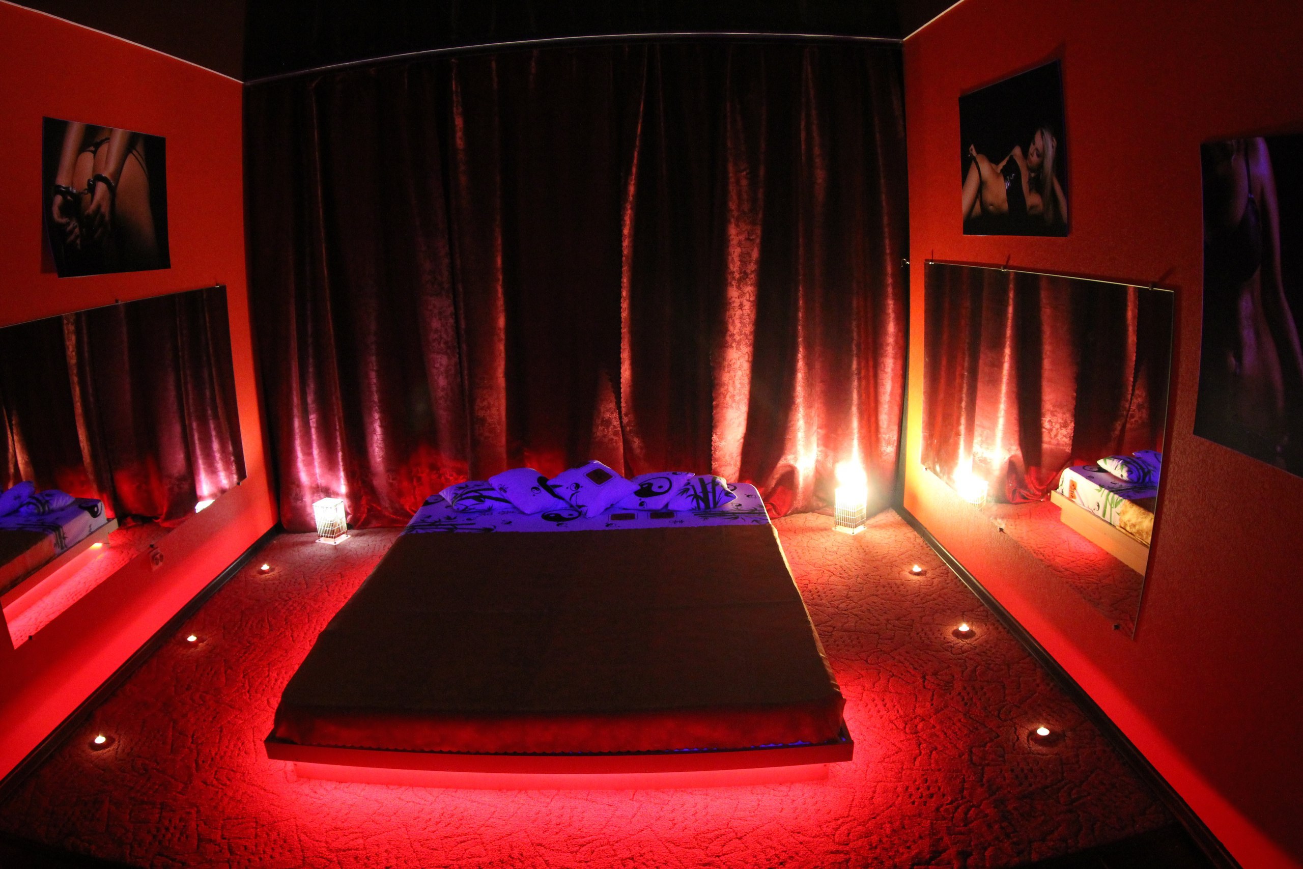 Кровать с красной подсветкой