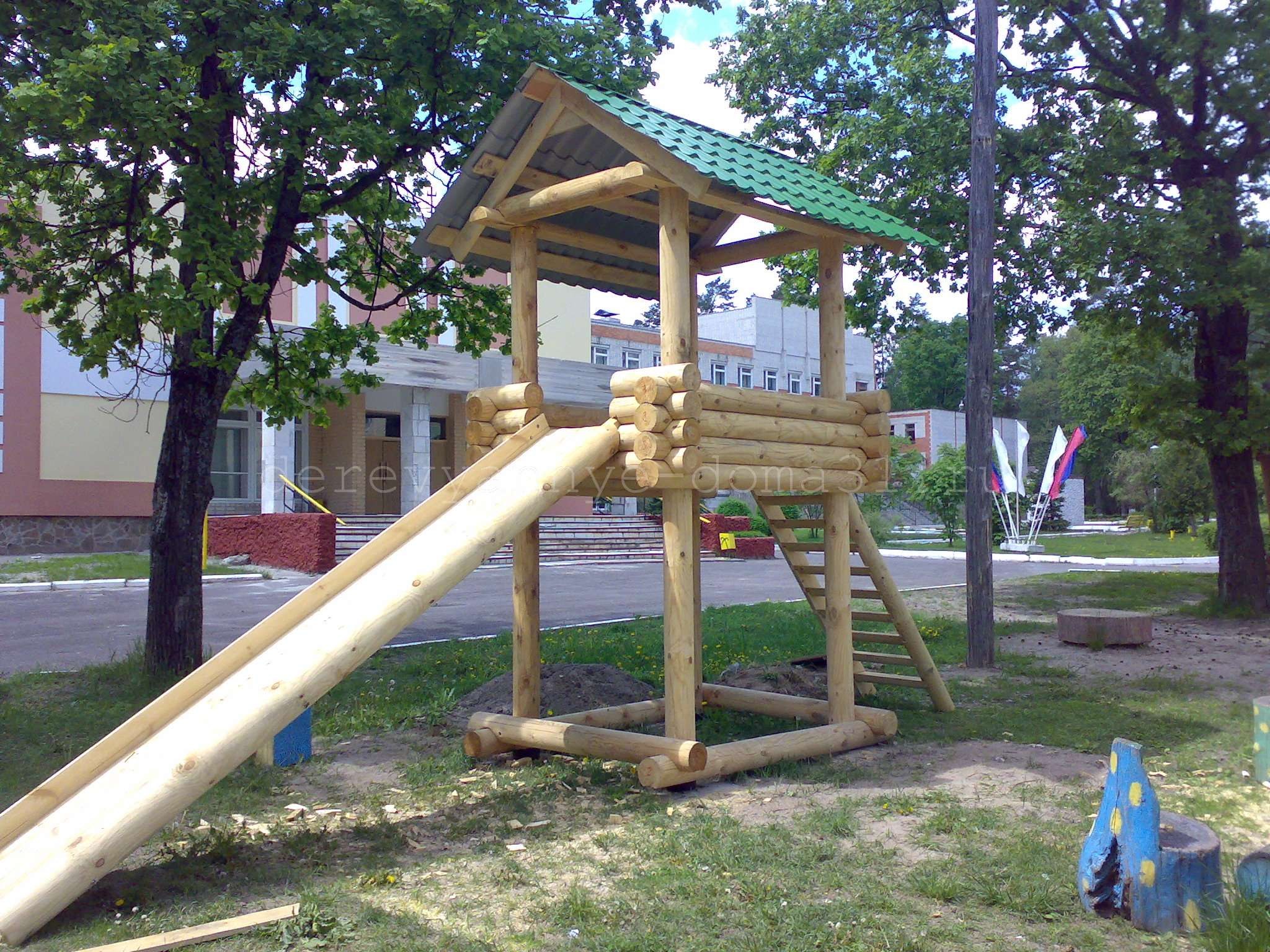 Детский городок из бревен