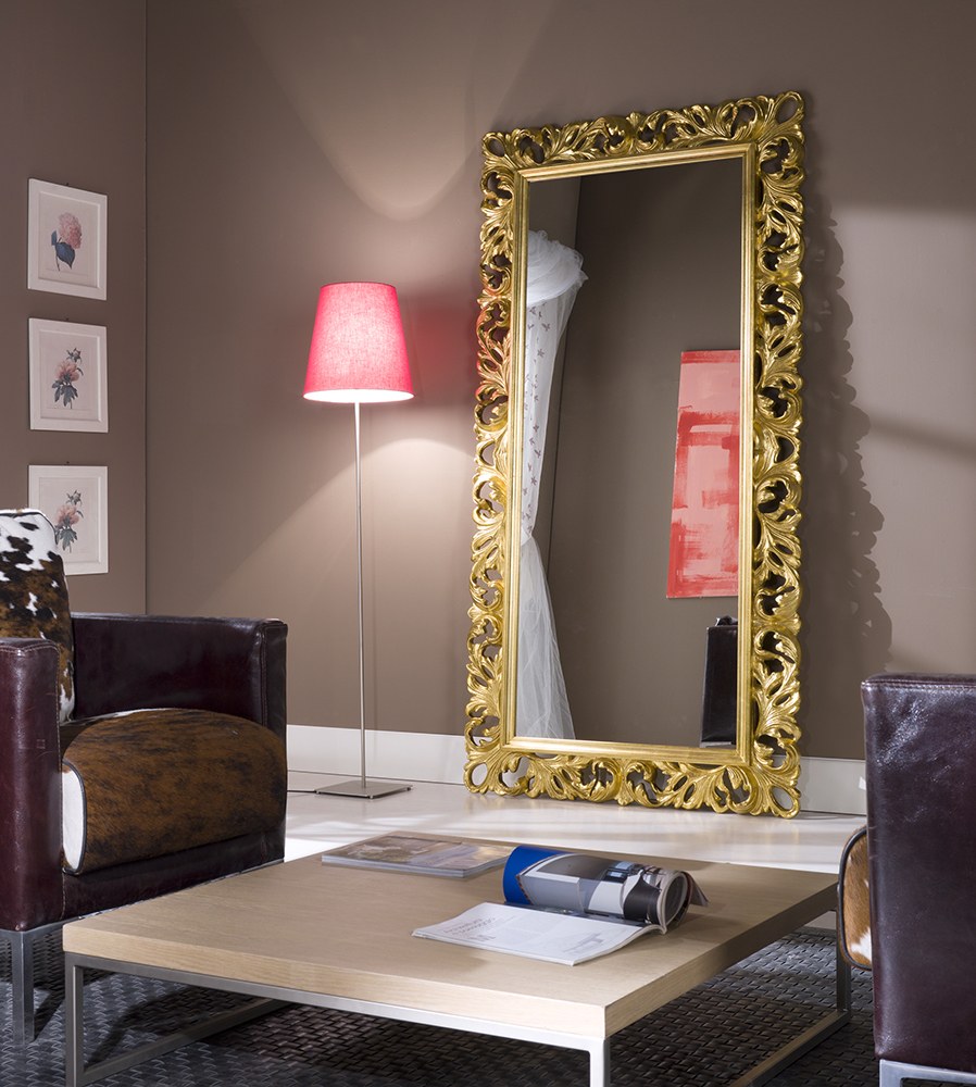 Зеркало в массивной раме