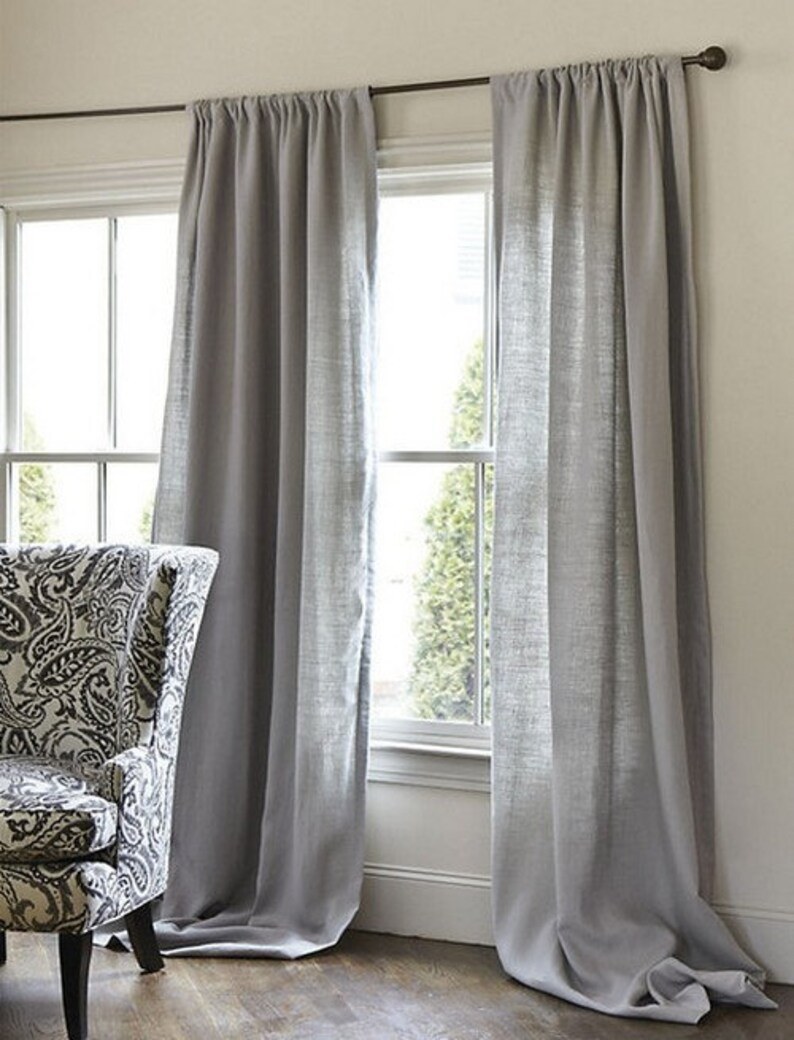 Спальня с зелеными шторами