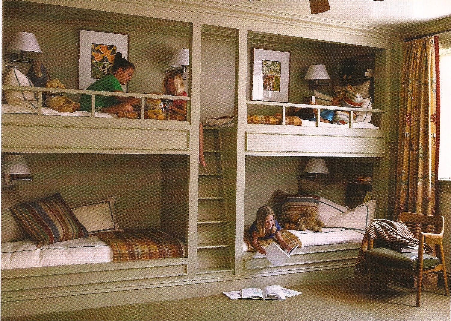 Детская на четверых. Кровать для четверых детей. Комната для четверых детей. Спальня для четырех детей. Комната для 3 детей.