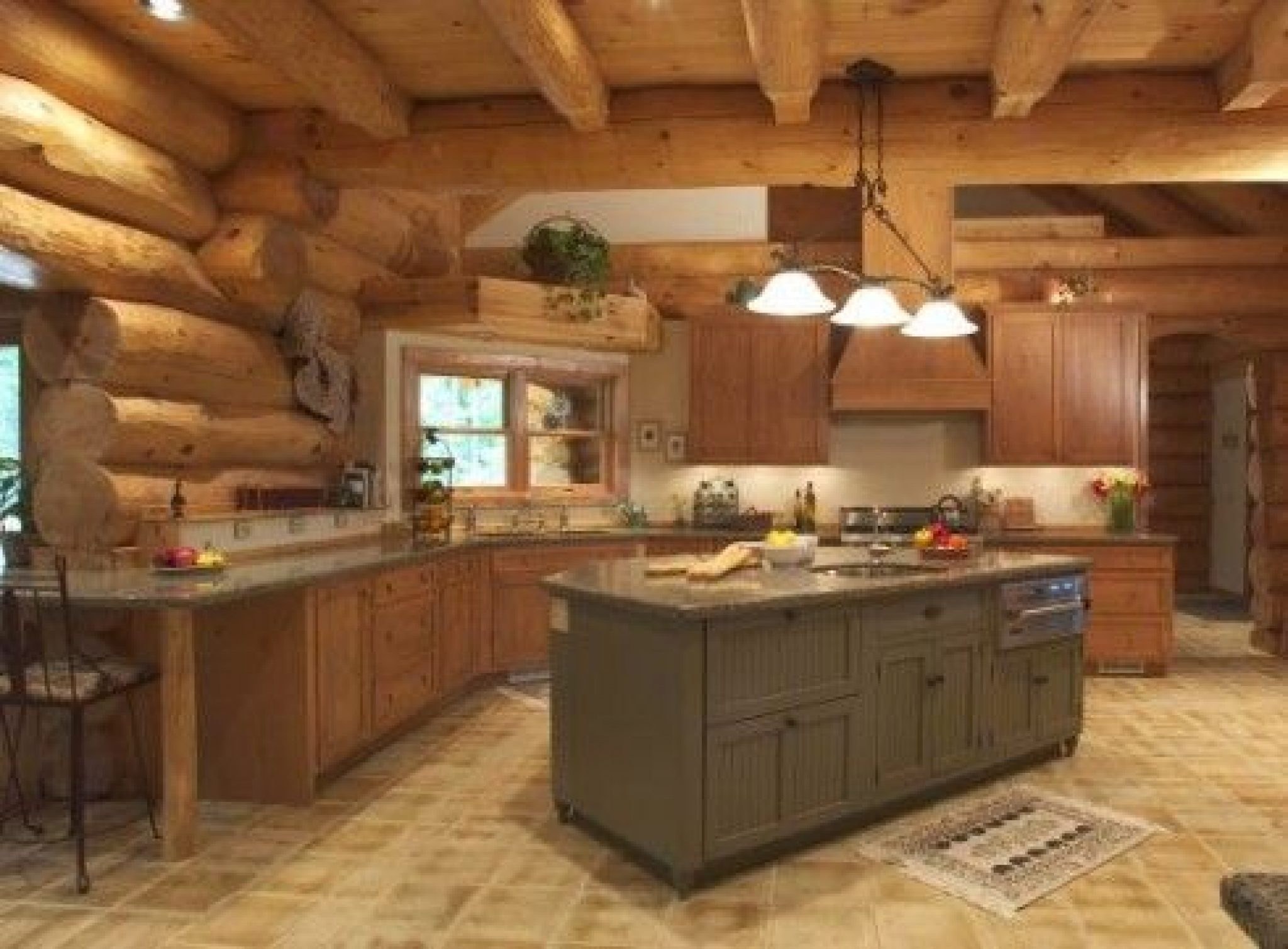 Рубленные кухни. Кухня в деревянный дом оцилиндрованного бревна. Кухня в деревянном доме. Кухня в загородном деревянном доме. Кузн в деревянном доме.