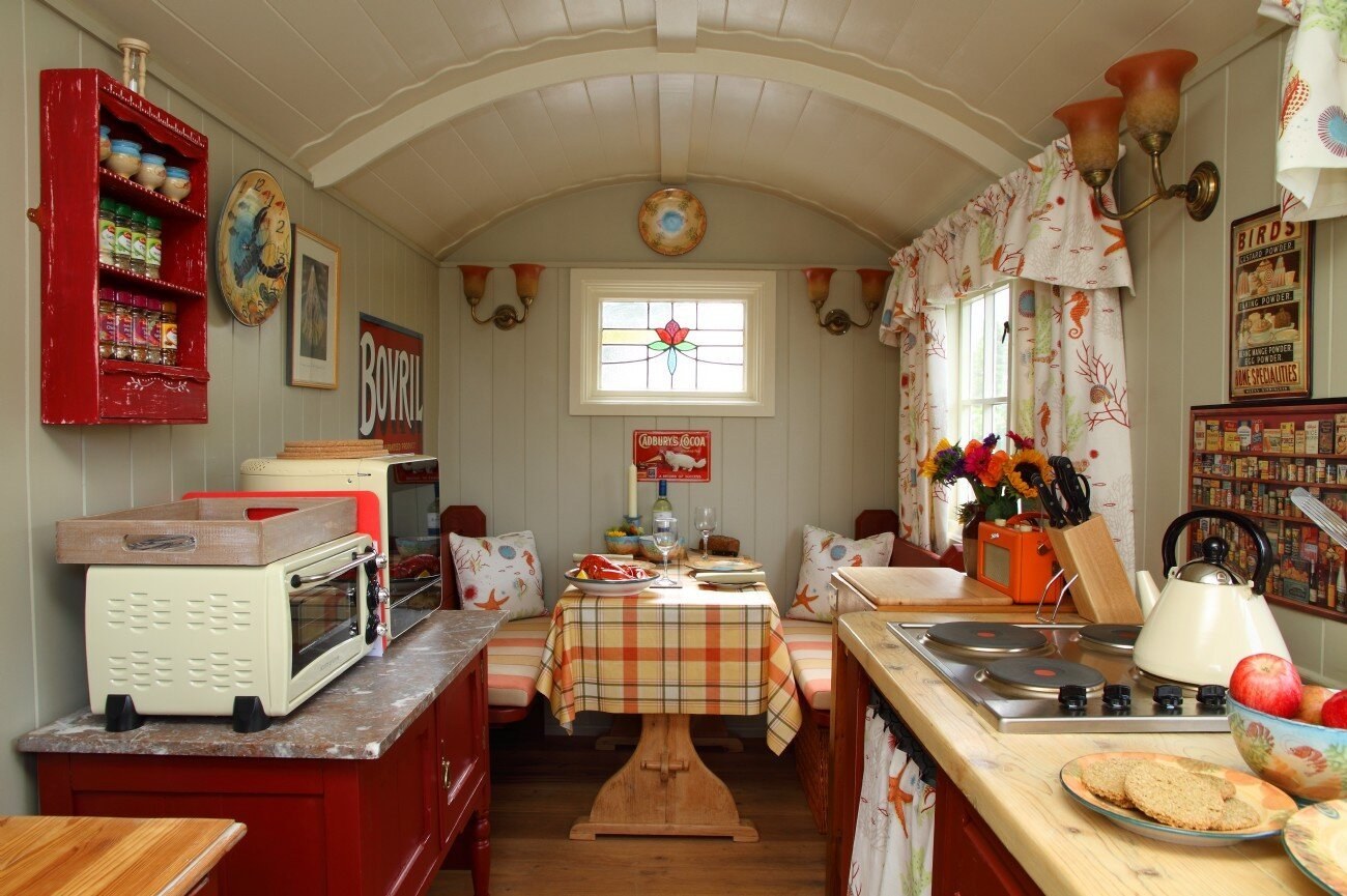 Домашняя кухня на дому. Шотландский стиль в интерьере кухни. Уютная кухня на даче. Кухня в маленьком дачном доме. Кухня в деревенском доме небольшая.