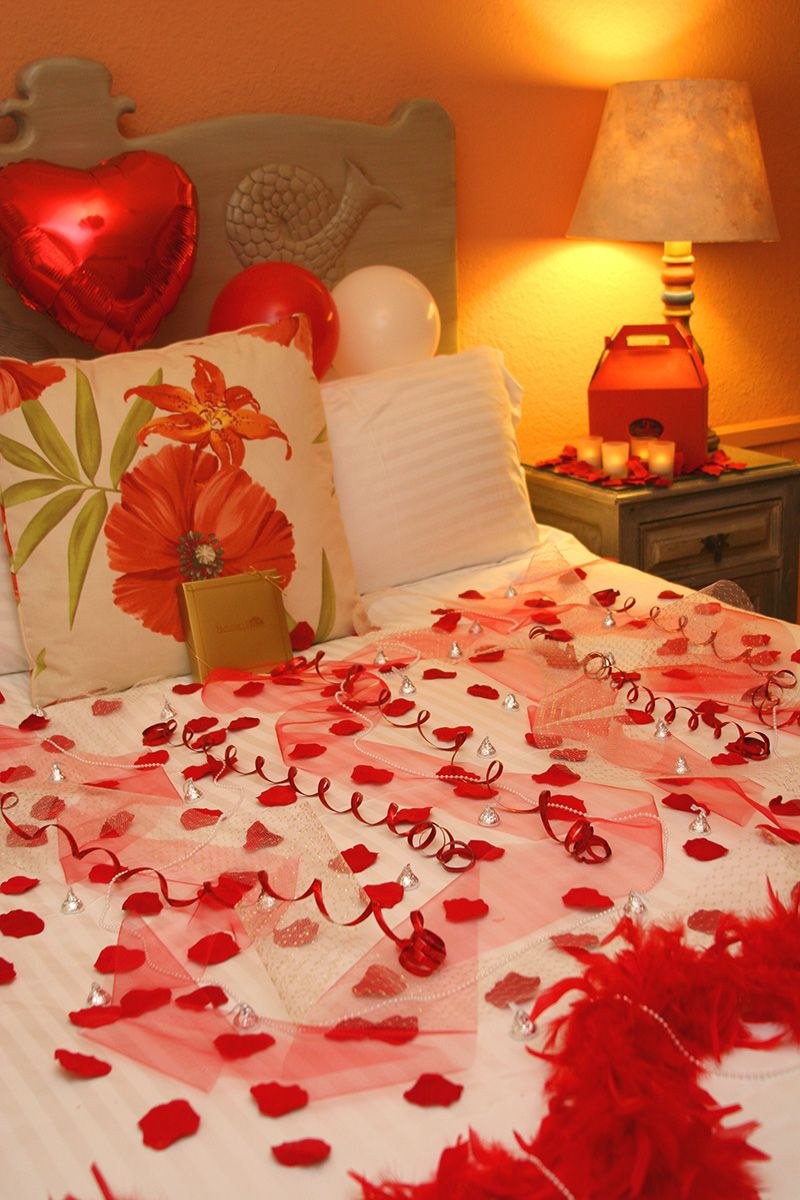 Романтичная постель. Кровать усыпанная лепестками роз. Романтическое украшение спальни. Украшение комнаты для романтического вечера. Романтический украсить комнату.