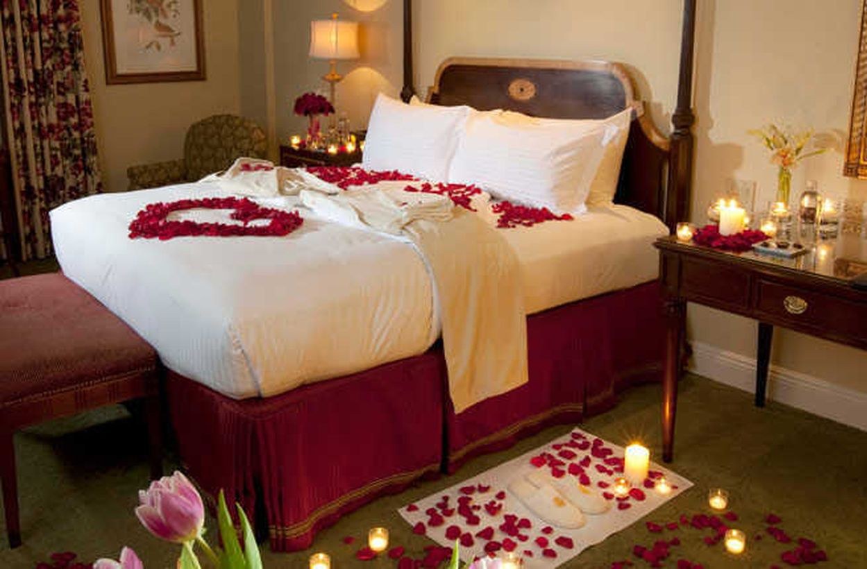 Романтика нормализовать. Романтическое украшение спальни. Спальня для молодоженов. Романтическая кровать. Украшения для спальни.