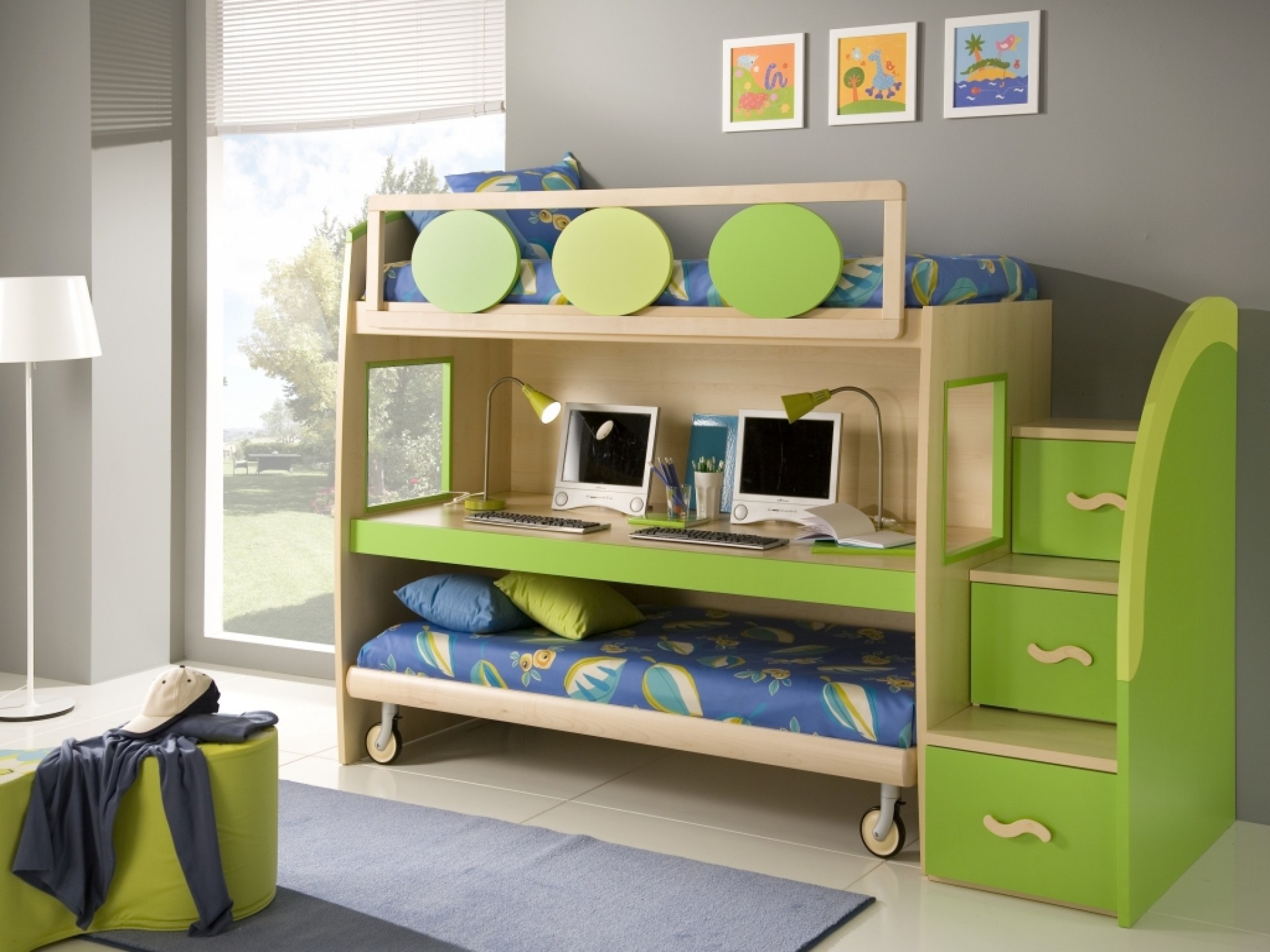Решение для маленьких детей. Двухъярусная кровать для детей. Двухуровневая кровать для детей. Многофункциональная детская кровать. Двухъярусная кровать со столом.