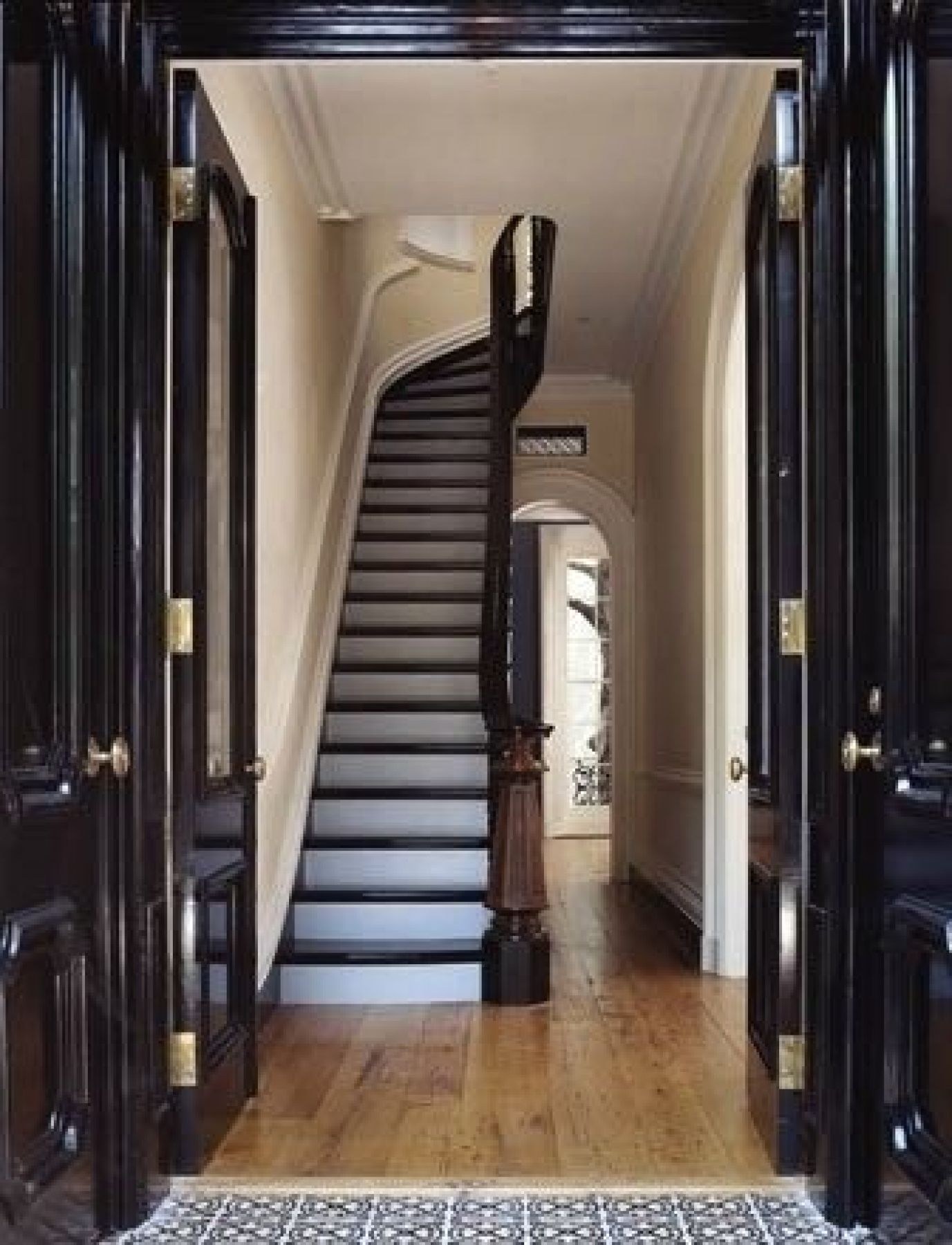 Дверь со ступенькой. Лестница в узком коридоре. Входная дверь под лестницей. Лестница над входной дверью. Дверь возле лестницы.