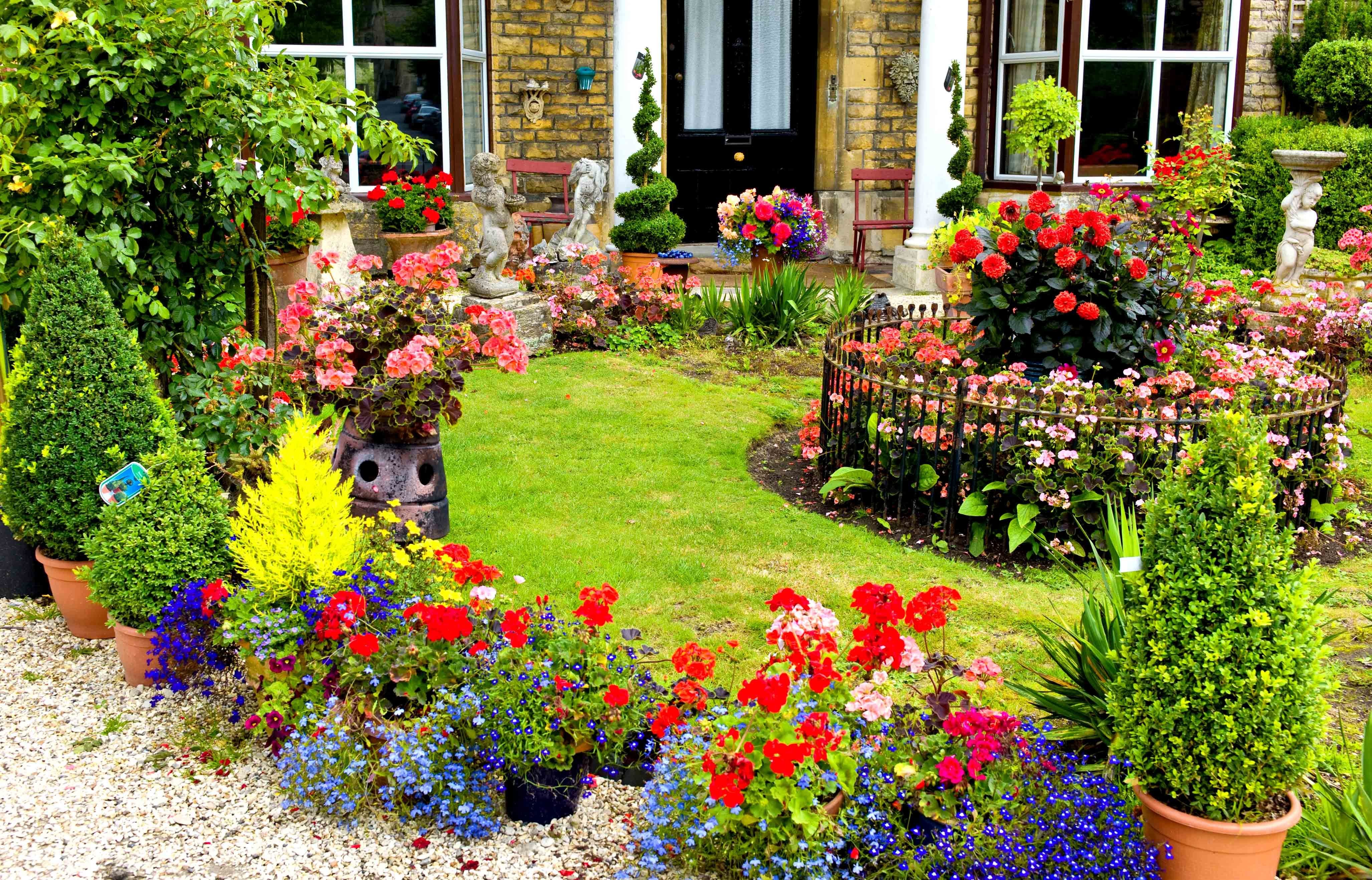 Красивые цветы возле дома. Палисадники в Англии. Палисадник Энфилд. Кантри Гарден стиль ландшафтный. Палисадник Каскад.