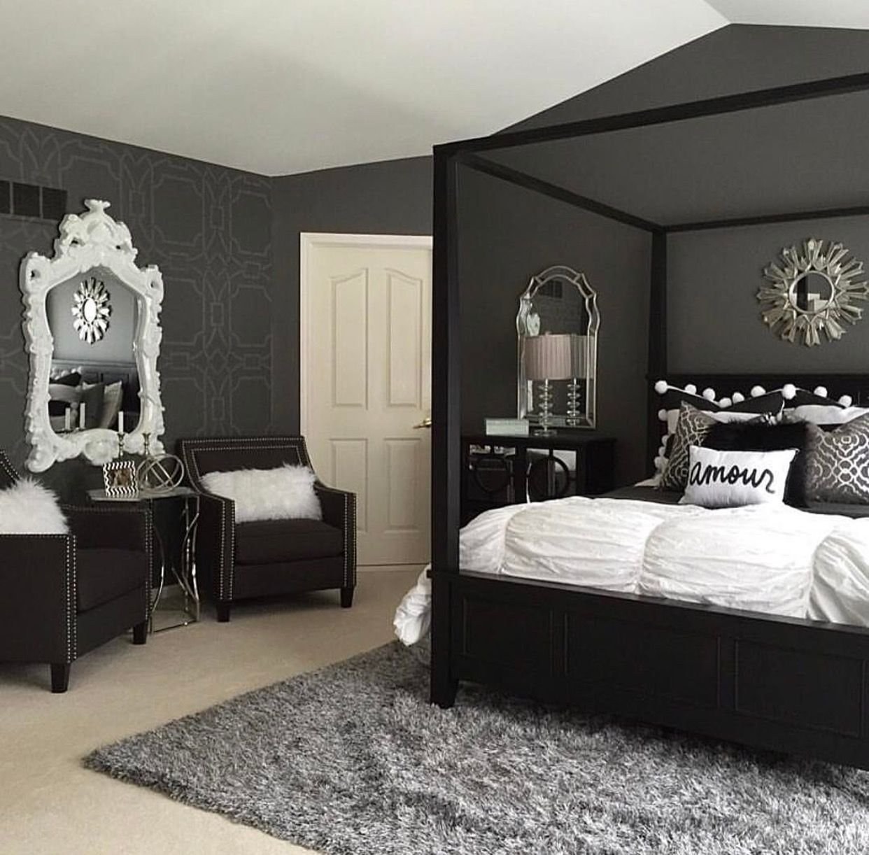 Готовые комнаты купить. Спальня в готическом стиле. Спальня в стиле Готика. Комнаты в готическом стиле спальня. Спальня в черно белом стиле.