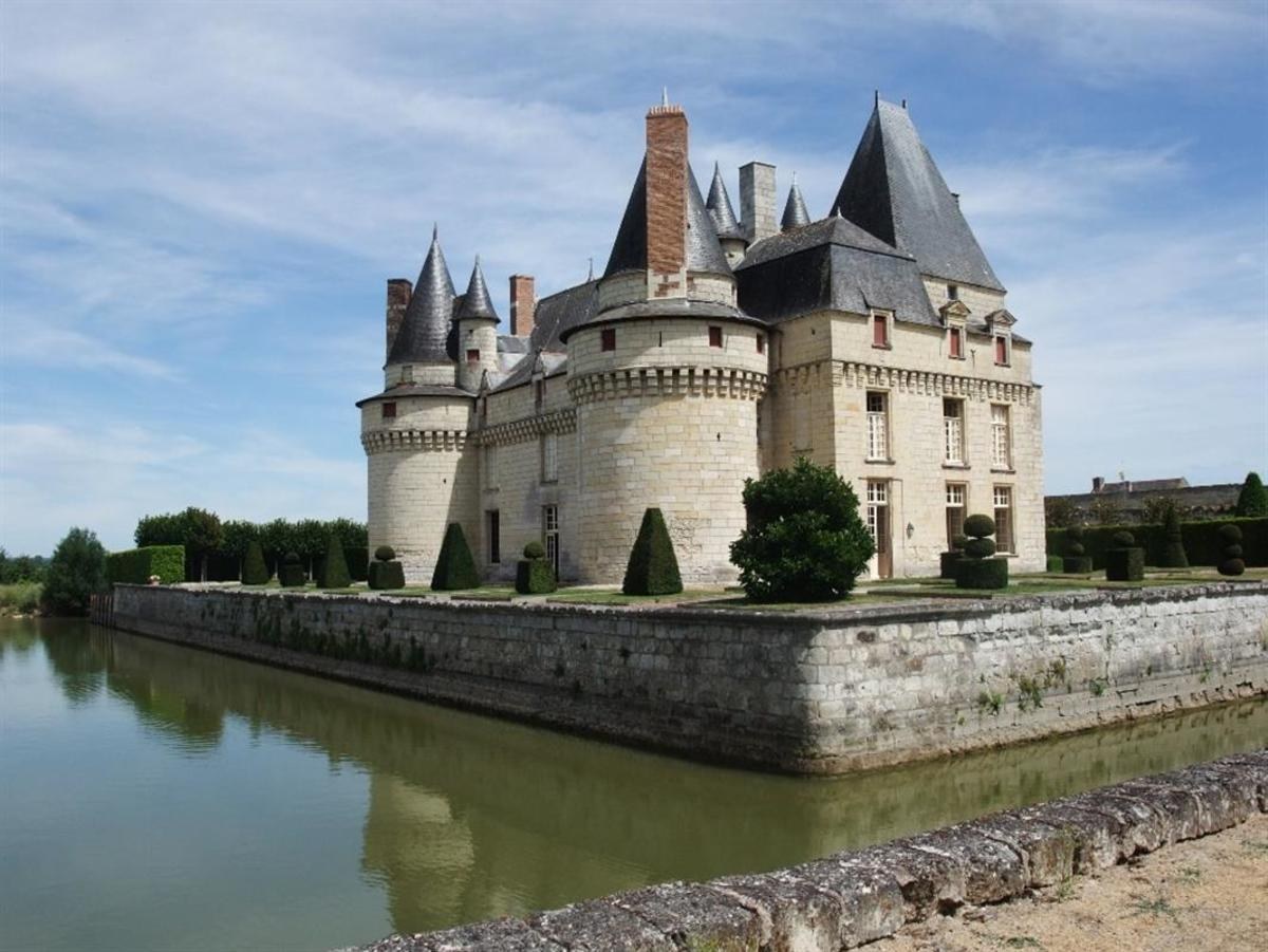 Средневековый замок во франции. Романский стиль замок Сомюр. Замок Шато Франция. Замок Сомюр Франция. Замок де Монсоро Франция.