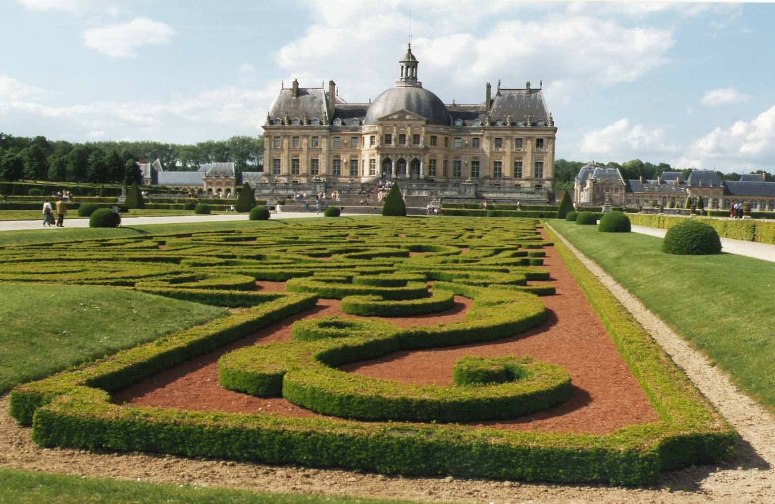 Версаль садовый. Дворец во-Ле-Виконт Франция. Парк во-Ле-Виконт Ленотр Андре. Во-Ле-Виконт 1655 1661. Замок во-Ле-Виконт Франция стиль.