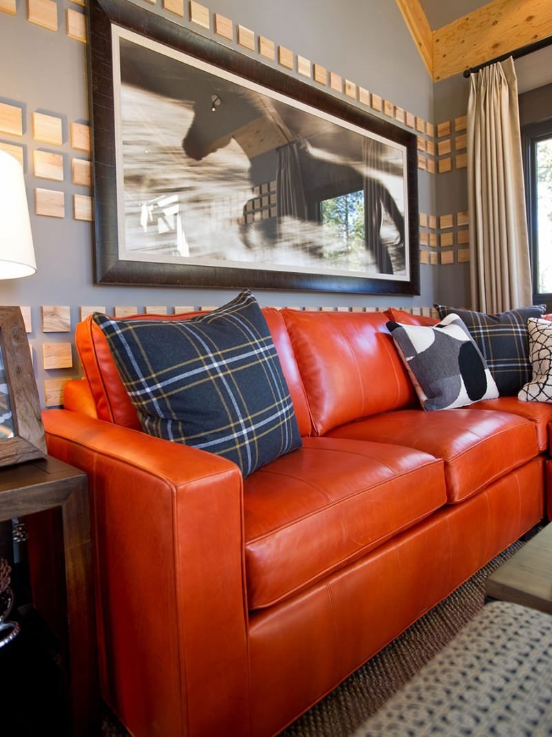 Оранжевый кожаный диван в интерьере