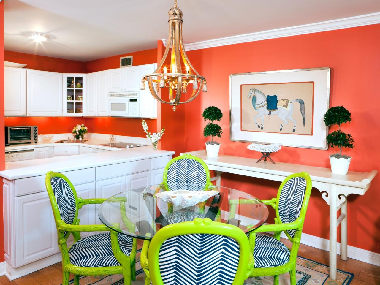 Покрасить обои на кухне. Цвет стен на кухне. Яркий интерьер кухни. Оранжевая кухня в интерьере. Коралловый цвет в интерьере кухни.