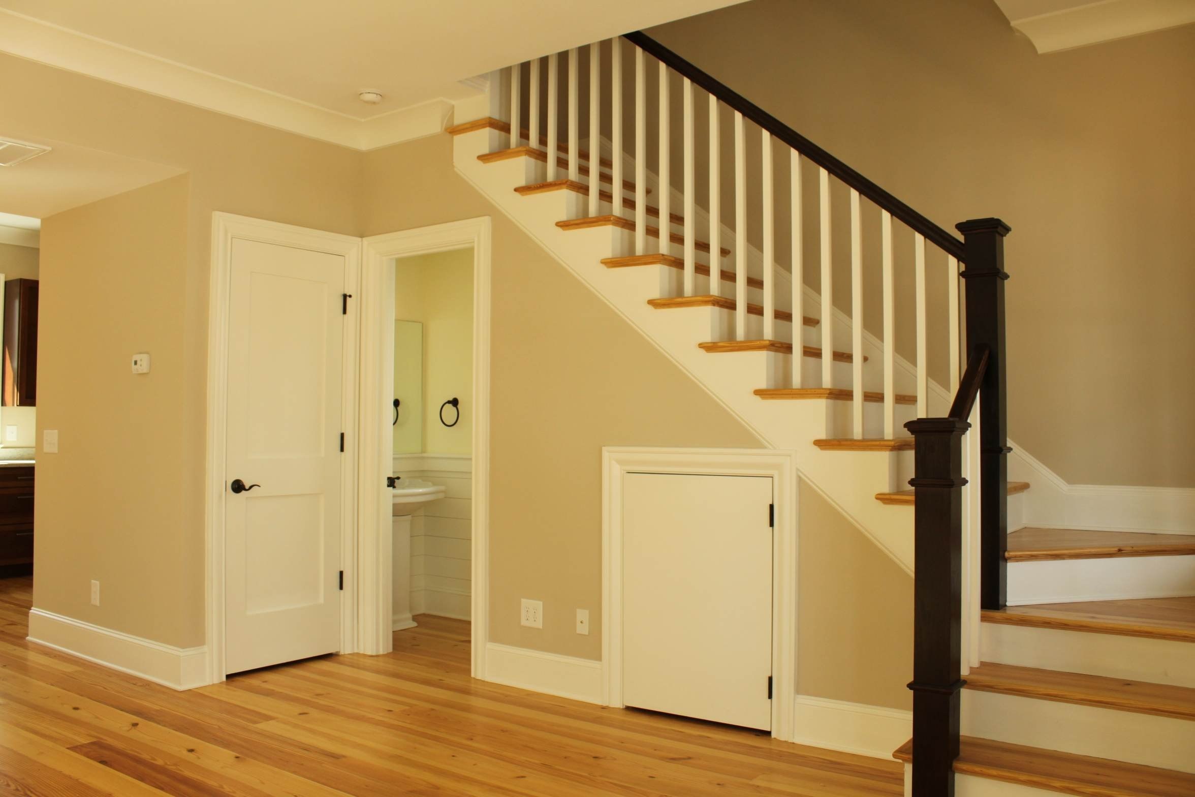 Сходи 2. Дверь в комнату под лестницей. Лестница в доме. Комната под лестницей. Лестница в частном доме.