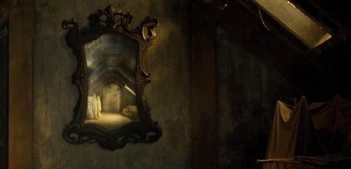 Криптобос зеркало. Зеркало в темной комнате. Мрачная комната с зеркалом. Старинная комната с зеркалом. Средневековое зеркало.