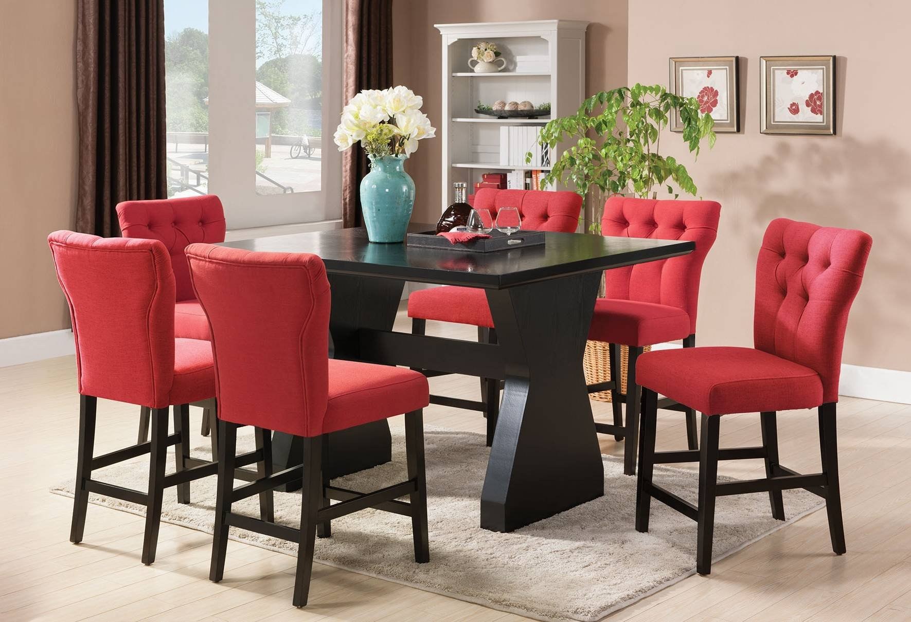 Мягкий стол стул. Мягкие стулья в интерьере. Красные стулья в интерьере. Кухонный стол и стулья. Мягкие стулья для кухни.