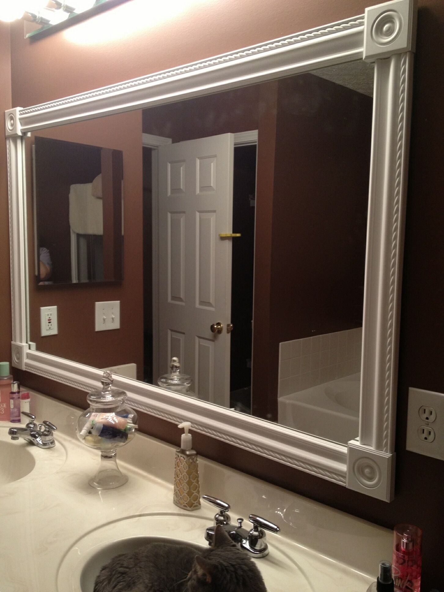 Зеркало в рамке в ванной. Зеркало в раме в ванную комнату. Зеркала в ванную комнату с багетом. Зеркало в багете для ванной комнаты. Зеркало в рамке в ванную.