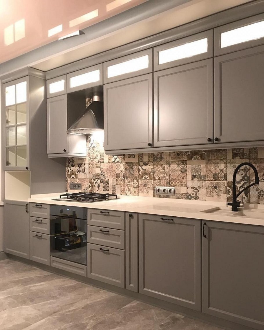 Белая кухня с бежевой столешницей