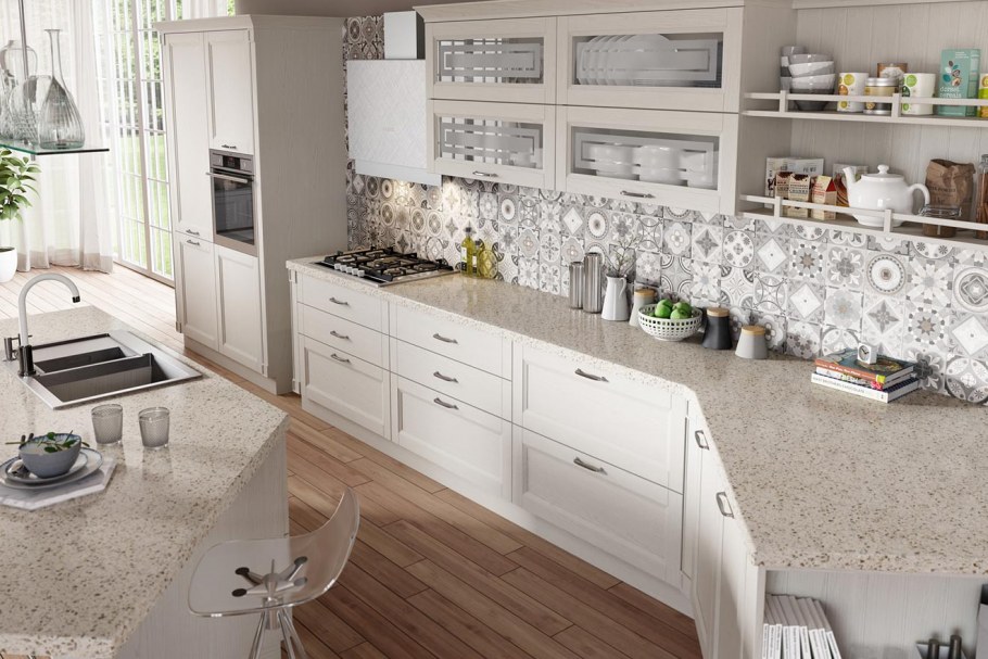 Серая кухня с деревянной столешницей