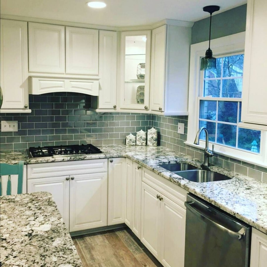 Кухня светлая современная