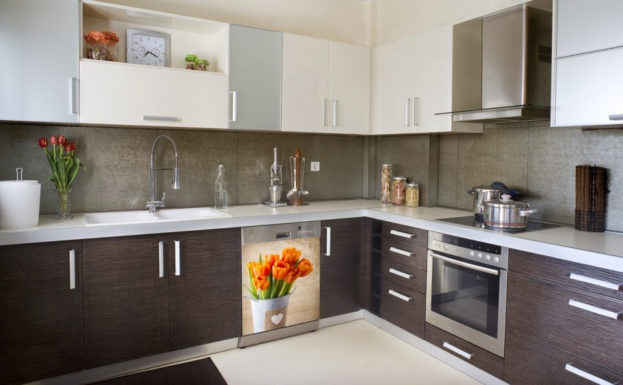 Серая кухня с белой столешницей