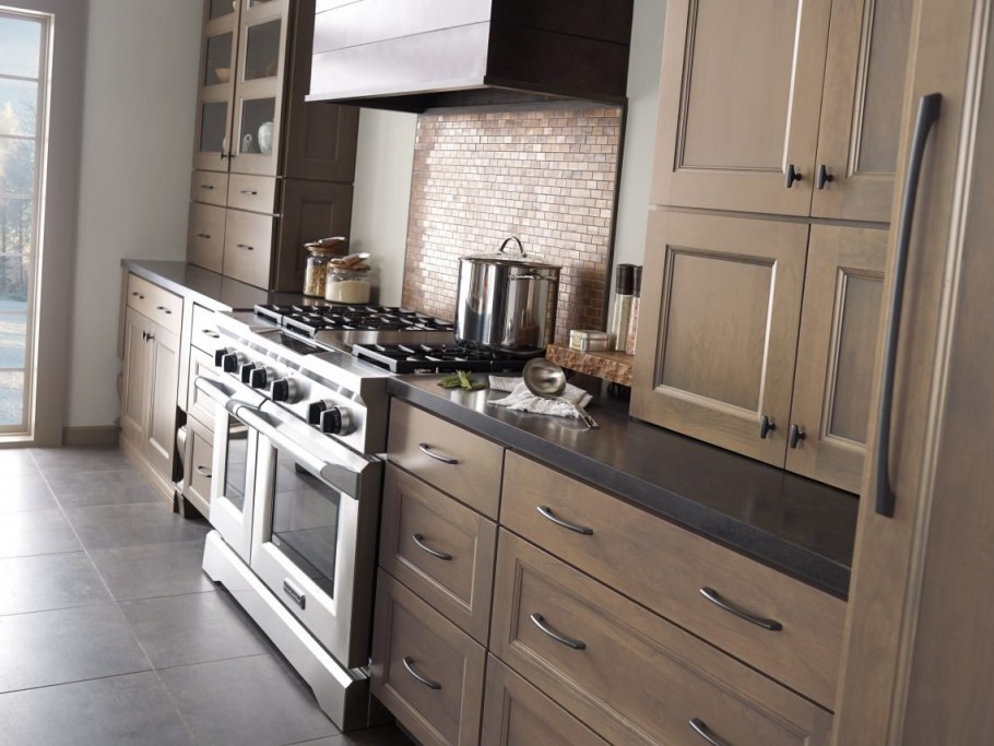 Серая кухня и белая столешка