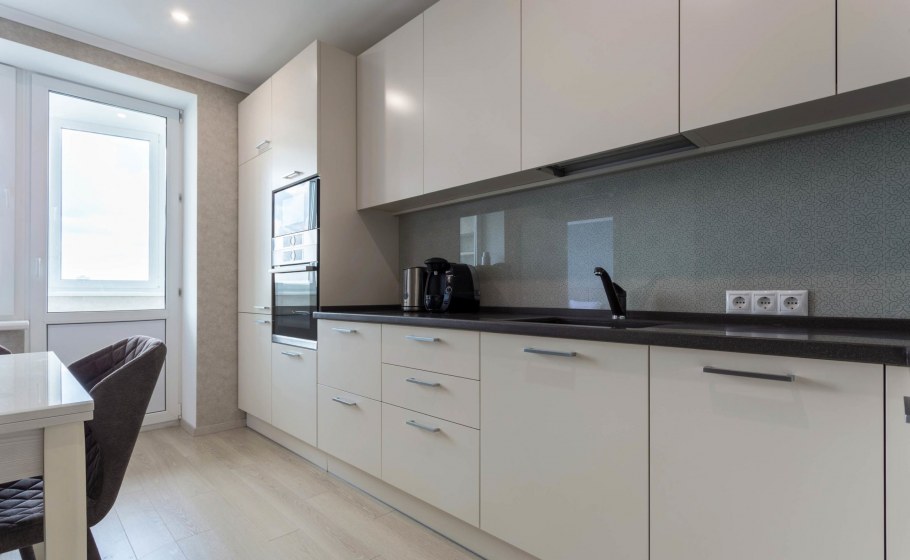 Светлая матовая кухня