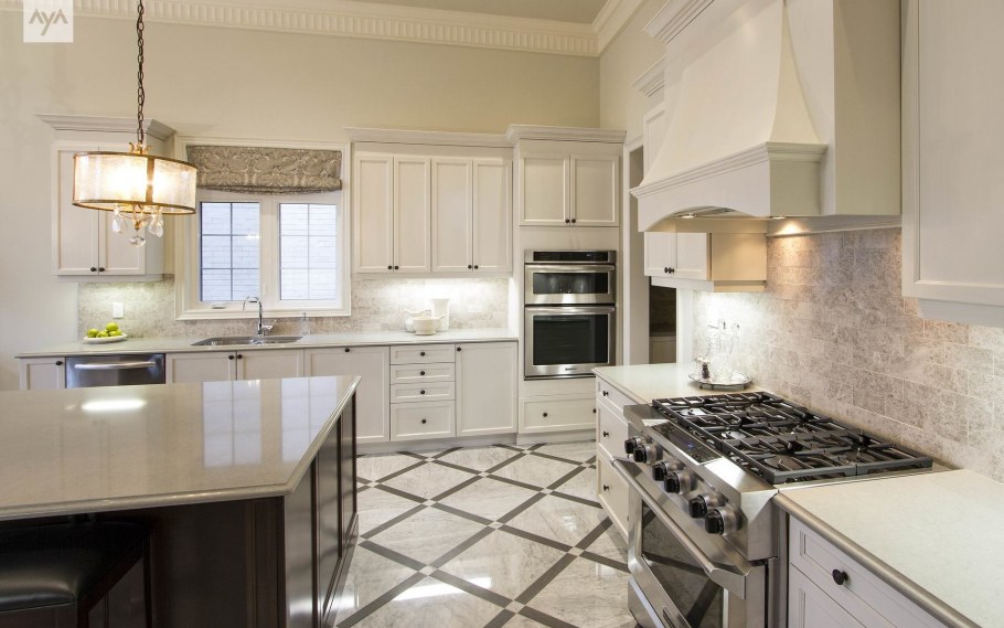 Светлая кухня с деревянной столешницей