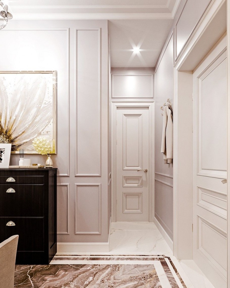 Прихожая с молдингами на стене