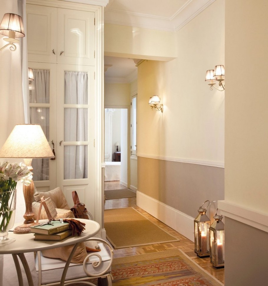 Молдинги в интерьере коридора