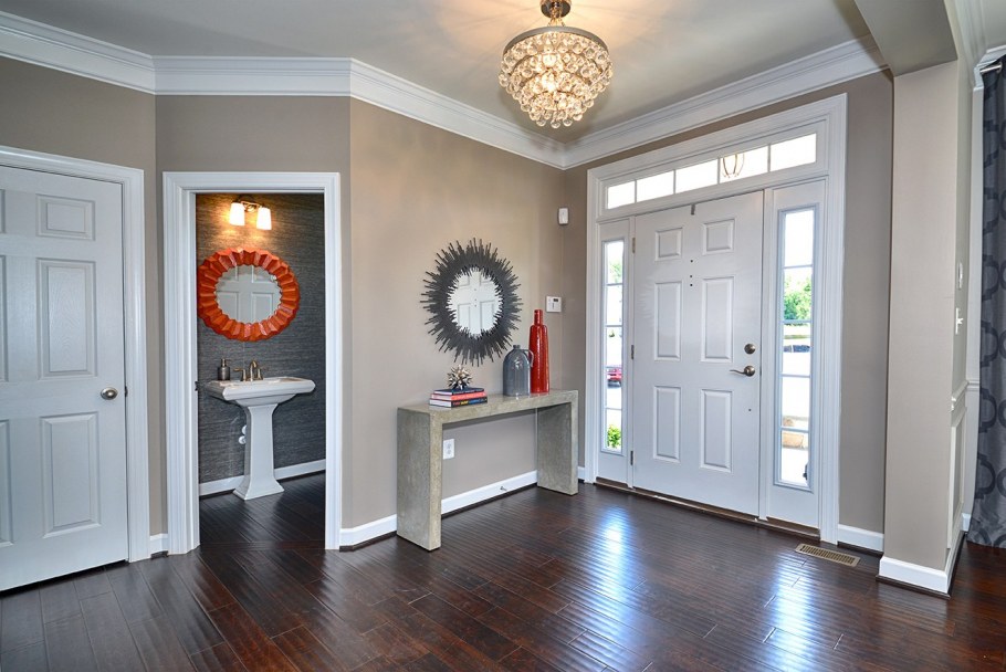 Молдинги в коридоре под покраску