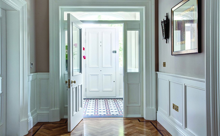 Коридор с молдингами покрашенными