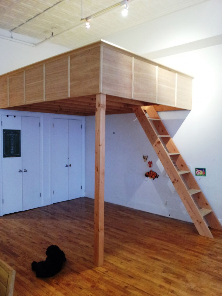 Навесные шкафы над кроватью