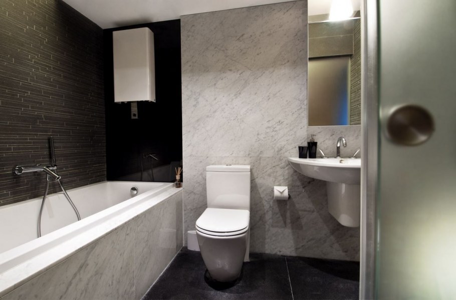 Ванная в скандинавском стиле с деревом