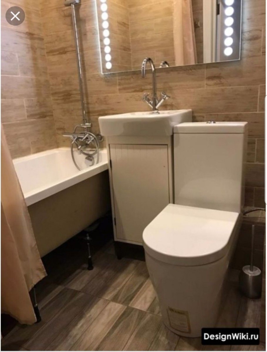 Ванная комната в белом цвете с деревом