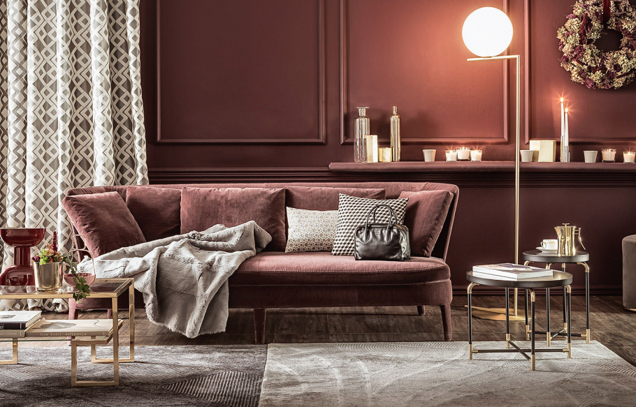 Розовый диван в интерьере